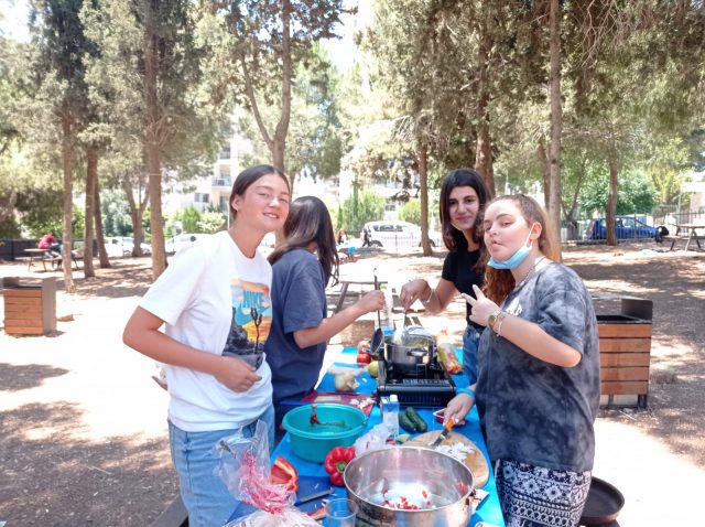 התלמידים יוצאים לפארק (תיכון שחרית)
