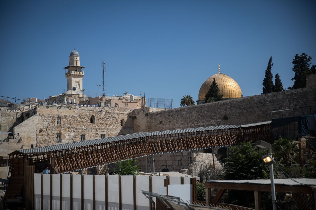 למרות הסכנה: קרן הכותל לא מציבה גדר תחת הגשר