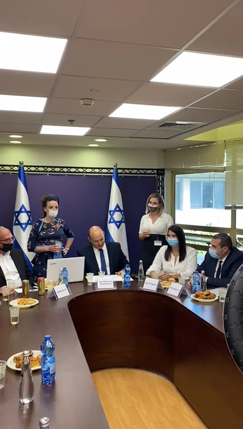 בנט הרמת כוסית 1