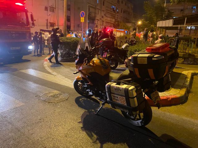 שריפה בדירה בפ"ת: ילד בן 12 פונה במצב אנוש
