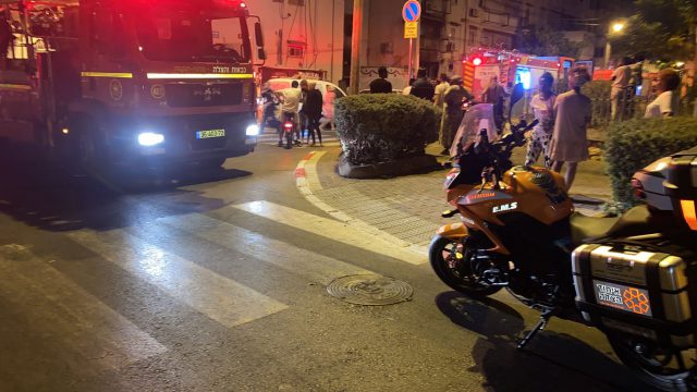 שריפה בדירה בפ"ת: ילד בן 12 פונה במצב אנוש