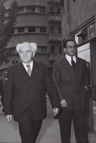 דוד בן גוריון כראש ממשלה, מלווה במזכירו הצבאי ומזכירו האישי