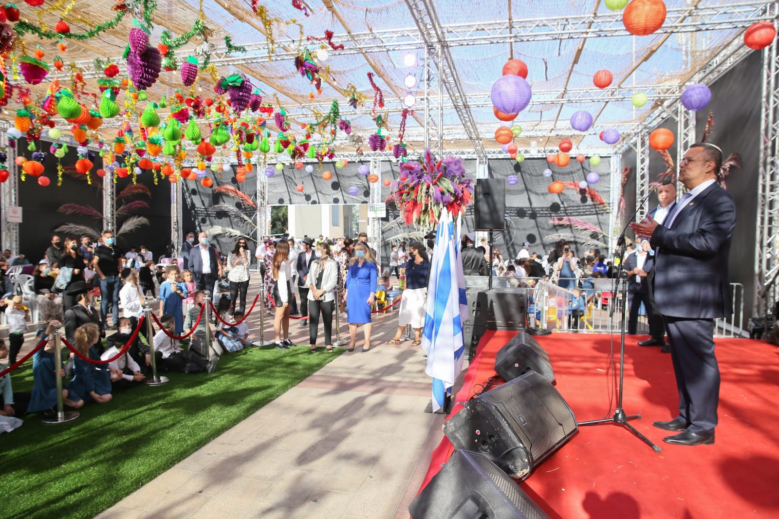 רבבות בסוכתו של משה ליאון בכיכר ספרא