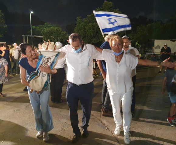 צפו: איילת שקד מפזזת בהקפות שניות