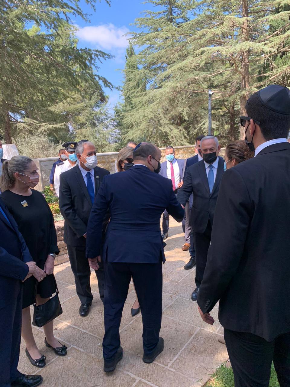 באזכרה לשמעון פרס: לחיצת יד בין בנט לנתניהו