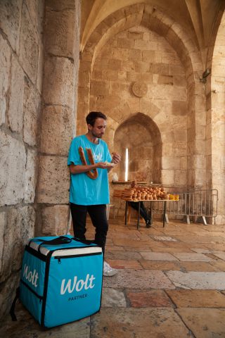 מקווים שהשליח שלנו לא יאכל לנו את האוכל (באדיבות וולט)