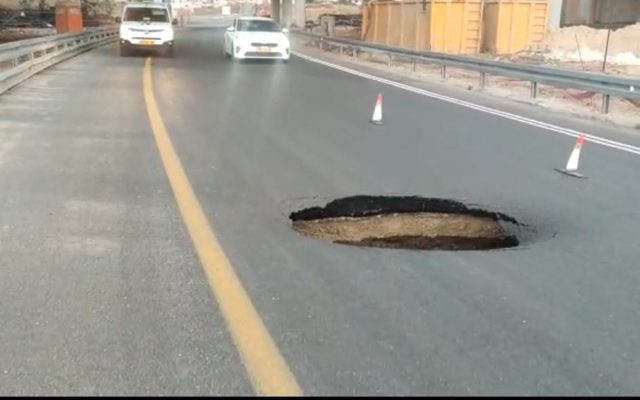 הכביש נחסם | תיעוד: בולען נפער בכביש 200
