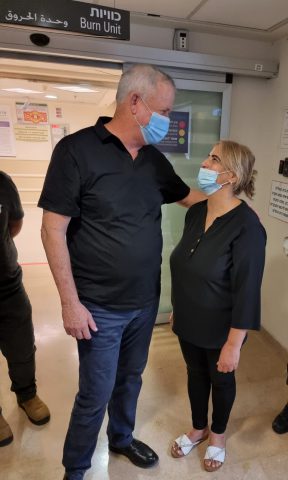 גנץ עם אמו של איציק סעידיאן בבית החולים (אריאל חרמוני, משרד הביטחון)