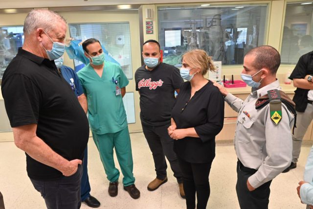 גנץ עם זיו שילון ומפקדו של איציק סעידיאן בבית החולים (אריאל חרמוני, משרד הביטחון)