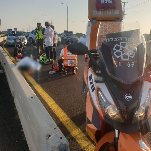 כביש החוף: הולך רגל כבן 50 נהרג מפגיעת משאית
