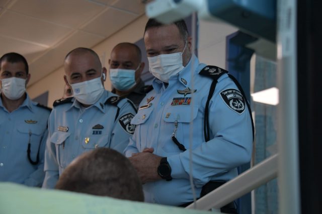 המפכ"ל ביקר את הלוחם שנפצע בקלנדיה