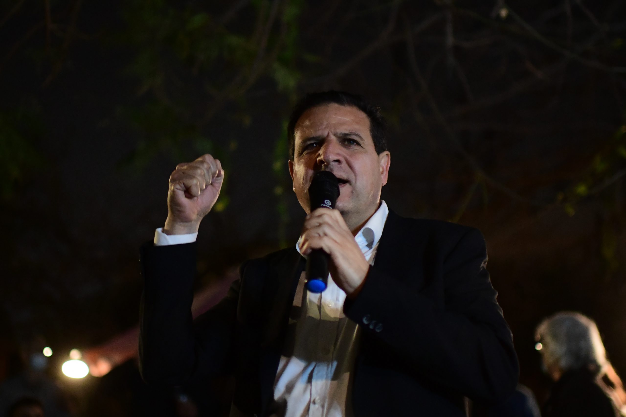 עודה במקום שקד? "לנו יש שש אצבעות, לך אחת"