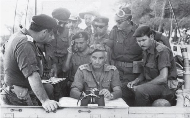 אורי בן ארי במרכז התמונה במלחמת ששת הימים