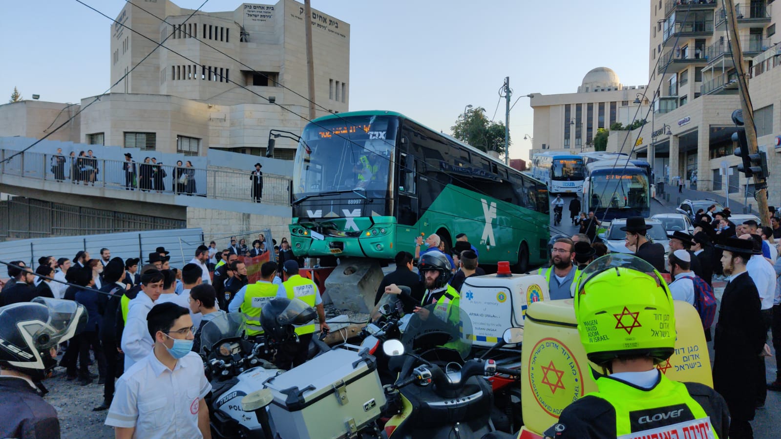 קשה לצפיה: אוטובוס מתנגש בקבוצת נערות בי-ם