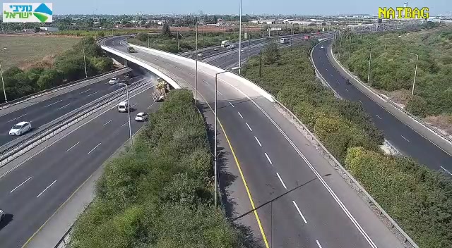 תיעוד פגיעת המשאית בגשר ליד נתבג בכביש 1. התנועה לכיוון תל אביב נחסמה – @sharonidan – צילו