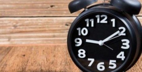 לא רק להזיז את המחוגים: תלמיד נעצר ל־12 יום בגלל טעות בשעון
