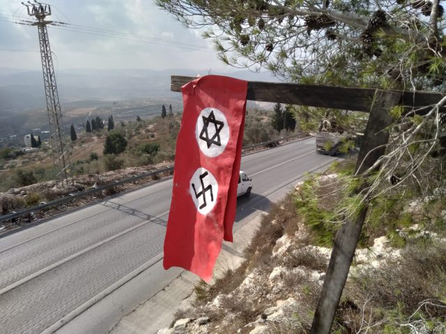 דגל נאצי בשומרון (ישיבת חומש)