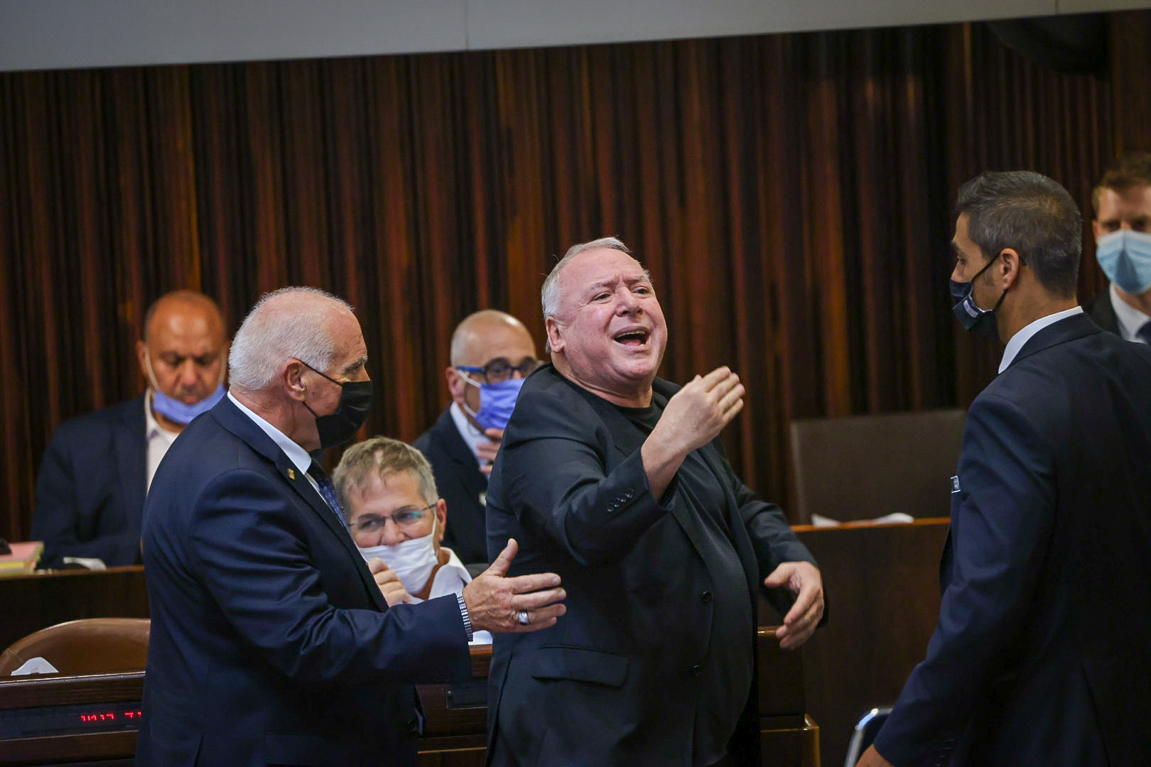 תוך יומיים: תלונה לוועדת האתיקה נגד דודי אמסלם