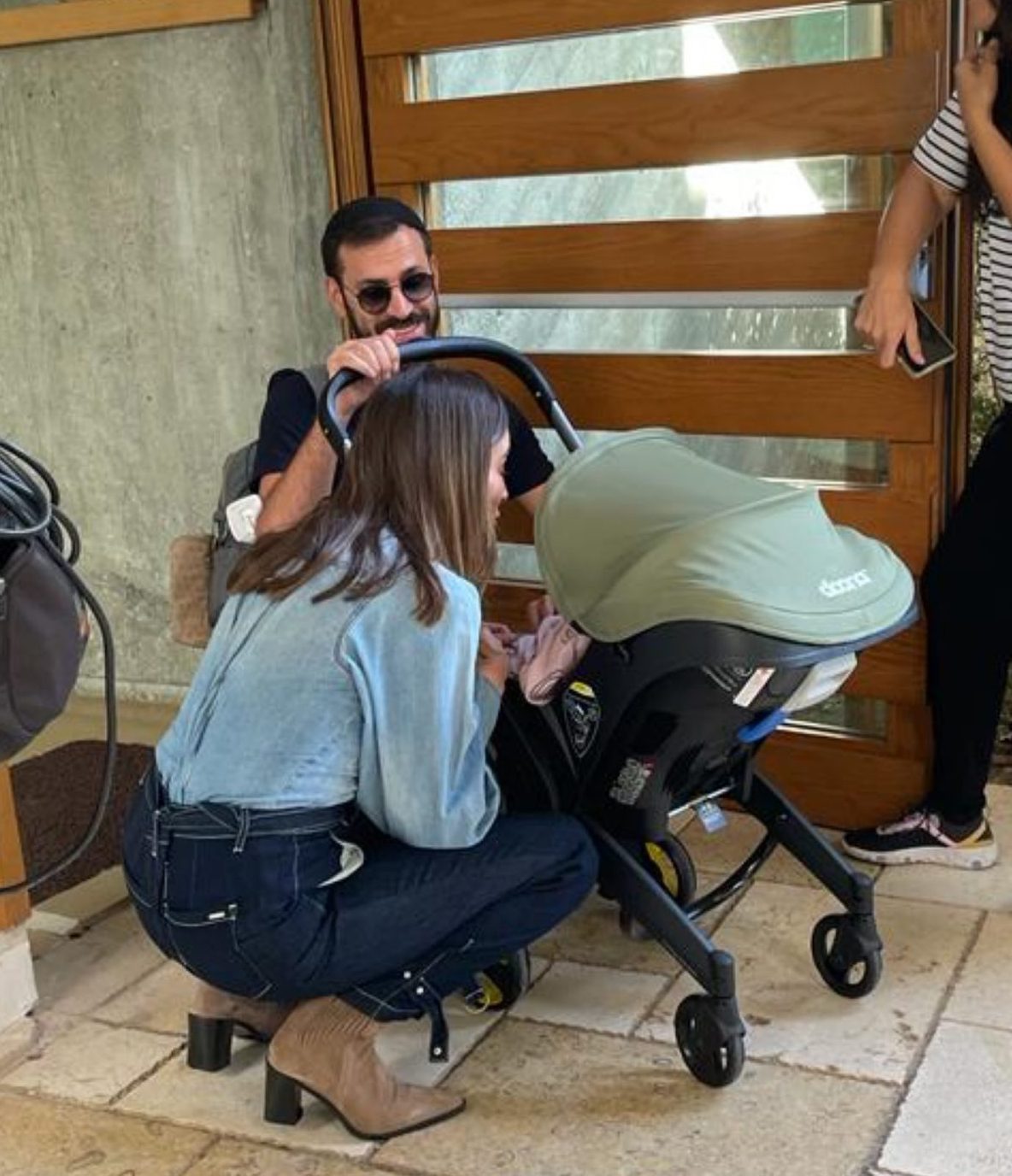 אילנית לוי מדגמנת חודש אחרי הלידה, אלירז והבת מפתיעים