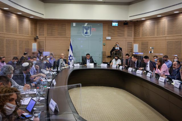 סוער בוועדת הכלכלה: רמי לוי הוצא מהדיון |צפו