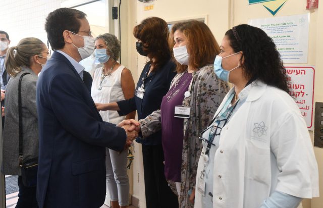 הנשיא הרצוג בביקור בבתי חולים בצפון: "לאן הגענו?"