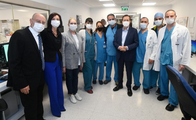 הנשיא הרצוג בביקור בבתי חולים בצפון: "לאן הגענו?"