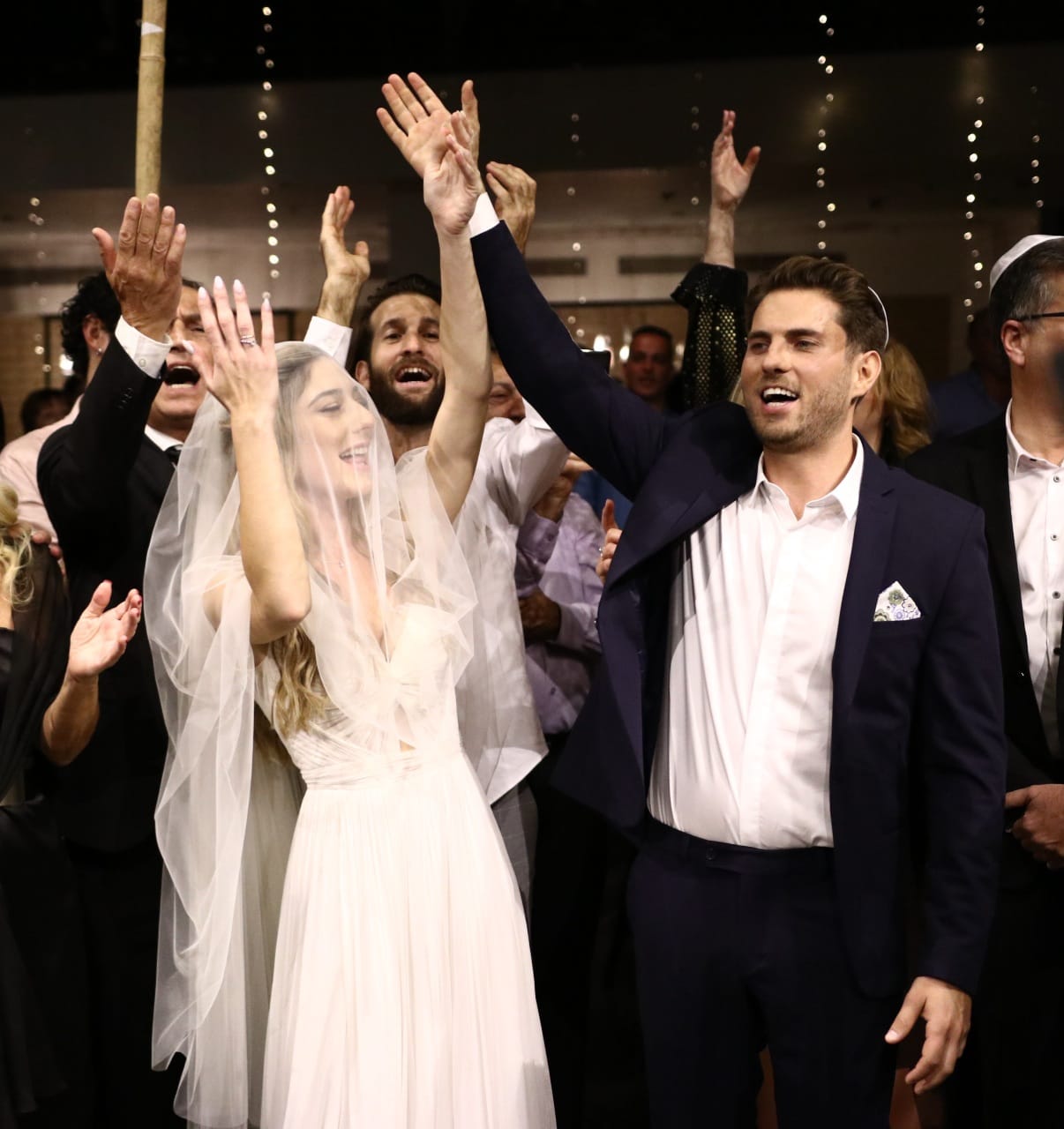 כתב חדשות 12 התחתן, הקולגות הגיעו לחגיגה