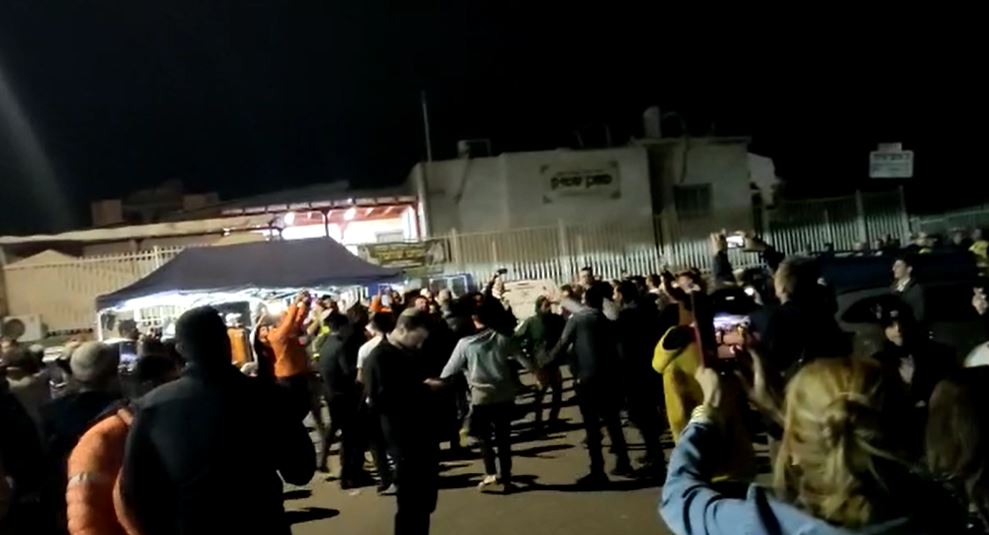 צפו: הילד אותר; התושבים פתחו בשירה וריקודים