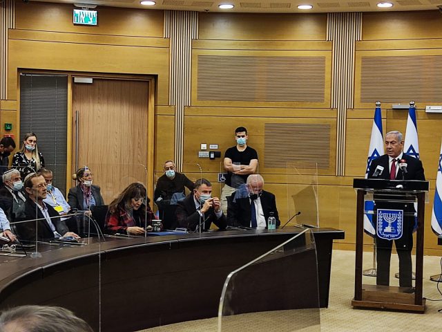 פייגלין יושב לא הרחק מנתניהו
