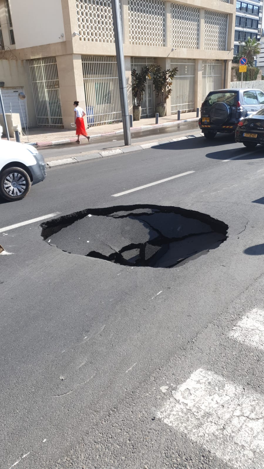 בגלל בולען: המשטרה סגרה כביש מרכזי בתל אביב