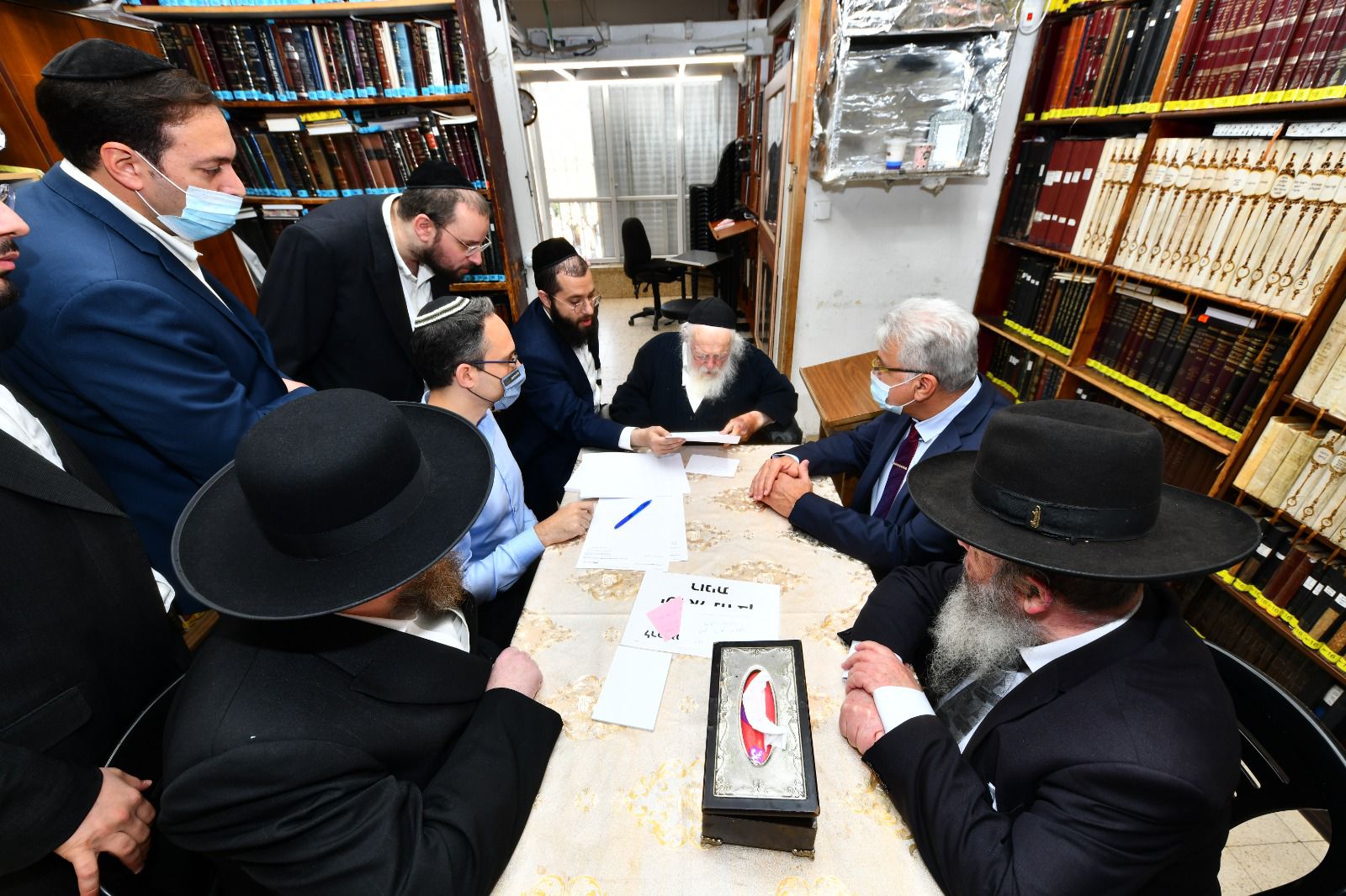 הרב קנייבסקי הורה: לחסן ילדים מגיל 5
