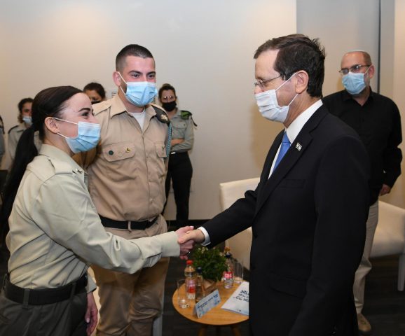 הרמטכ"ל לחיילי קורס נתיב: מצדיע לכם ומחבק אתכם