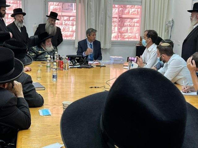 הנדל נפגש עם האדמו"רים