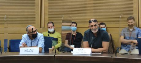 "דורשים פרוייקטור לניהול המערכה על שטחי C"