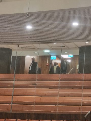 גנץ ובנט מצביעים מיציע המבודדים
