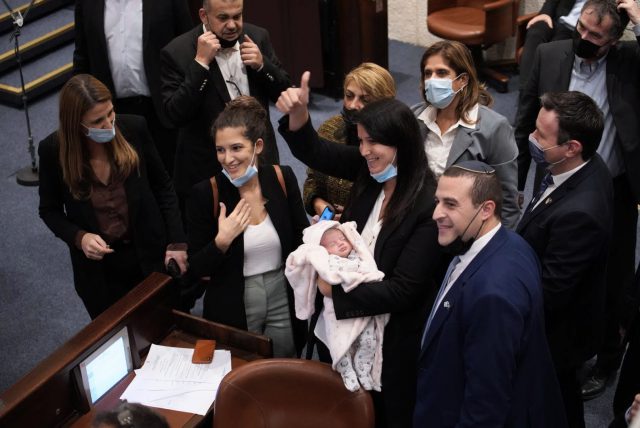 פינטו והתינוקת במליאה.