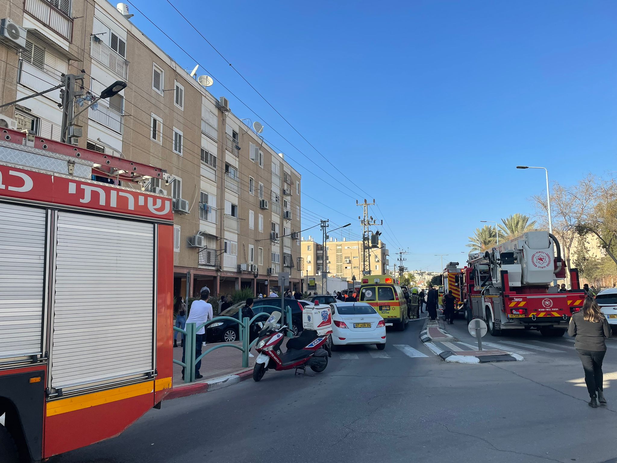 שריפה בדימונה: 3 לכודים חולצו מהמבנה הבוער
