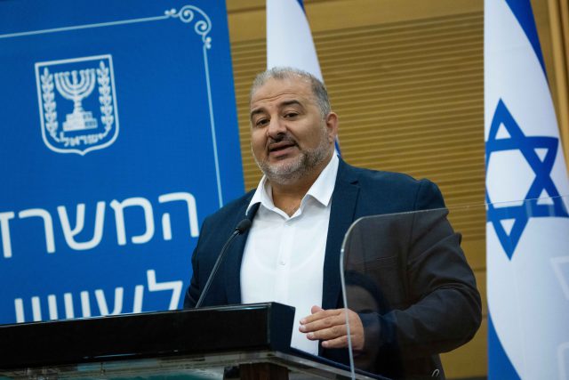 מנסור עבאס מעריך: כמה זמן הממשלה תחזיק מעמד