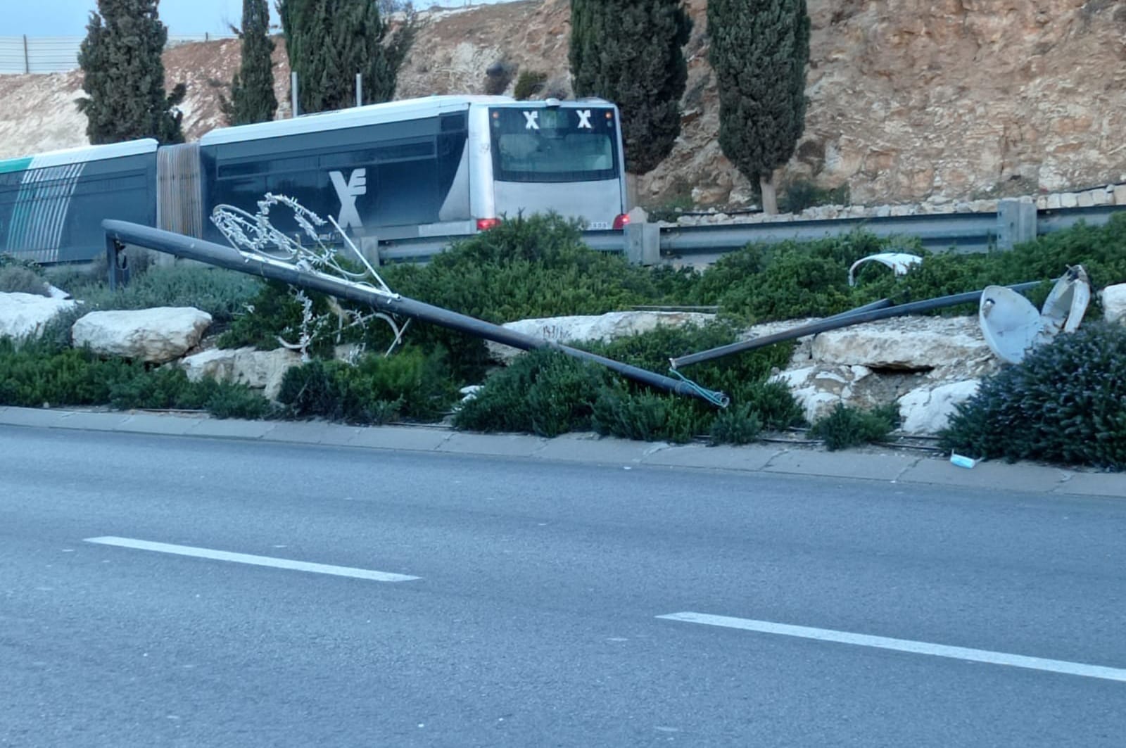 עמוד תאורה נפל על משאית בירושלים, 2 פצועים במקום