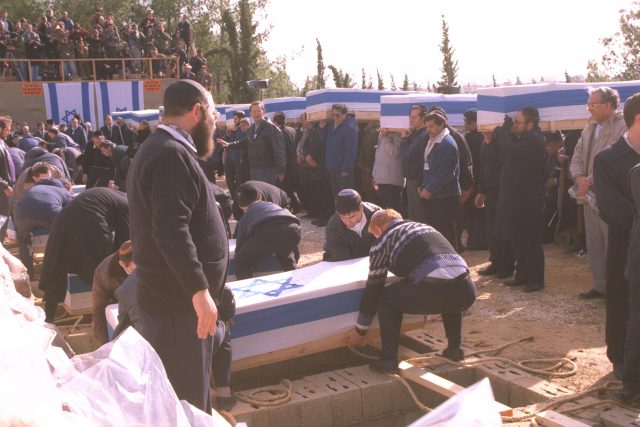 קבורת חללי אגוז (נתן אלפרט, לע"ם)