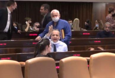 עימות חריף בכנסת: "כומר; תוריד את הכיפה". צפו