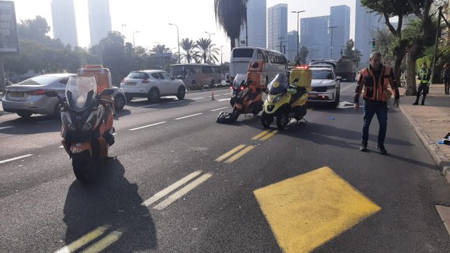 תל אביב: בן 60 במצב אנוש כתוצאה מפגיעת משאית