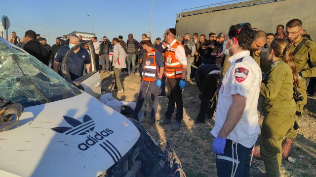 7 הרוגים ו-2 פצועים אנוש בתאונה בין רכב למיניבוס