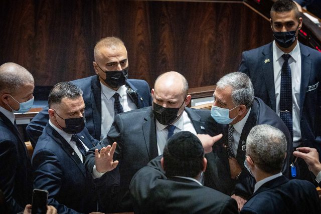 יו"ר הכנסת מיקי לוי מרגיע את בנט