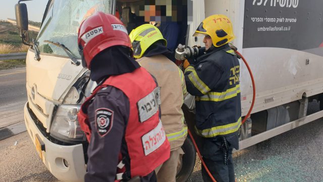 מחלף אורנית: תאונת דרכים בין 2 משאיות
