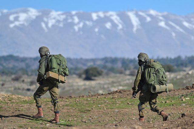 בנט, הדרך שלך להגיד תודה לחיילים? שלם משכורת