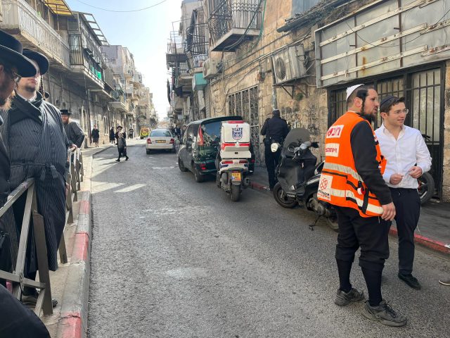 מאה שערים: גבר נפל לפיר מעלית; מהומות במקום