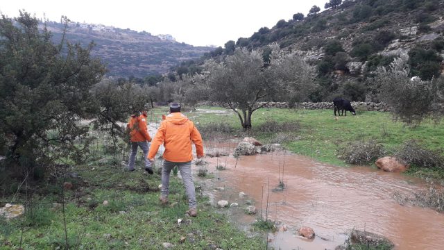 רכב נסחף בתוך נחל קנה שבשומרון, 2 לכודים חולצו