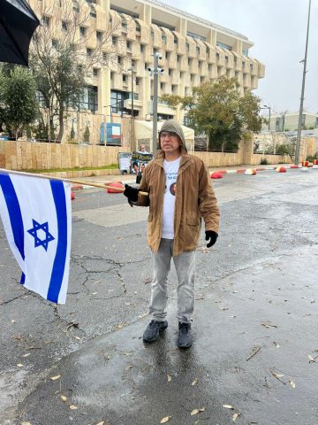 משפחת גולדין מפגינה מול ישיבת הממשלה