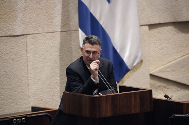 סערה בממשלה | זנדברג לסער: "אתה מלבה שנאה"